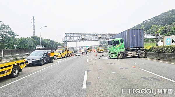 ▲國一南下69.9K處今天下午進行ETC門架維護工程，一輛貨櫃車失控追撞緩撞車與2輛工程車，現場一片狼藉。（圖／記者沈繼昌翻攝）