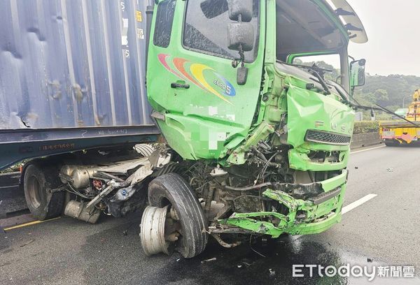 ▲國一南下69.9K處今天下午發生重大車禍，肇事貨櫃車車頭嚴重毀損。（圖／記者沈繼昌翻攝）