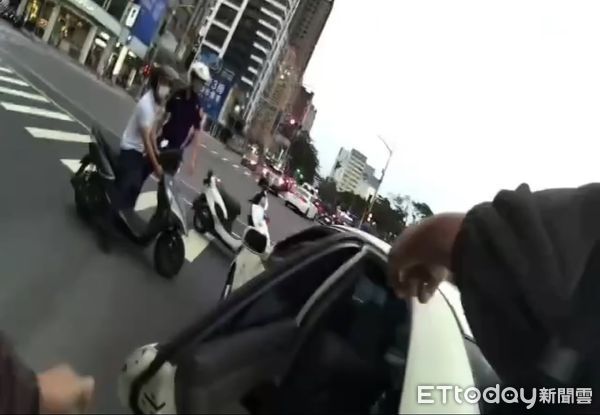 ▲▼持假鈔交易虛擬貨幣被識破！高雄3男互毆爆衝突　警一查雙方都作假。（圖／記者賴文萱翻攝）