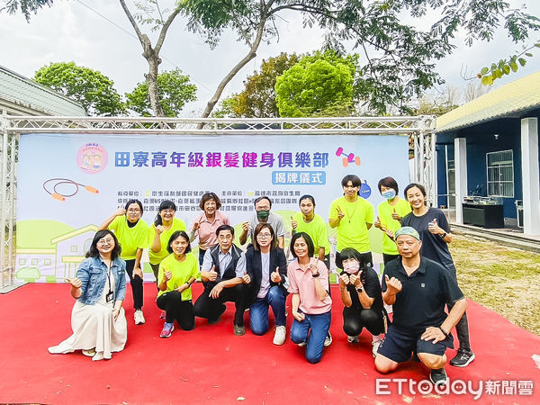 ▲嘉南藥理大學在2025年《遠見雜誌》主辦的USR大學社會責任獎中，從全台215件參賽作品中脫穎而出，榮獲「在地共融組」績優獎。（圖／記者林東良翻攝，下同）