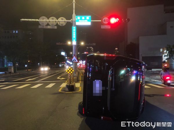 ▲台南市政府旁8日晚上發生1起小客車自撞翻車案， 53歲陳姓男子駕駛自小客沿南島路段往東直行，於路口左轉彎中華西路二段，不慎碰撞分隔島而翻車，駕駛幸未受傷。（圖／記者林東良翻攝，下同）