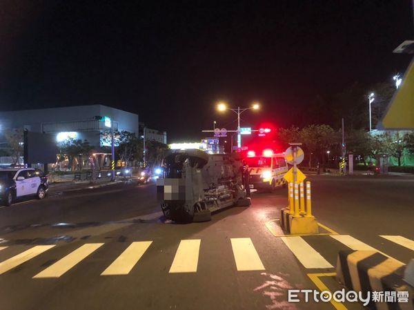 ▲台南市政府旁8日晚上發生1起小客車自撞翻車案， 53歲陳姓男子駕駛自小客沿南島路段往東直行，於路口左轉彎中華西路二段，不慎碰撞分隔島而翻車，駕駛幸未受傷。（圖／記者林東良翻攝，下同）