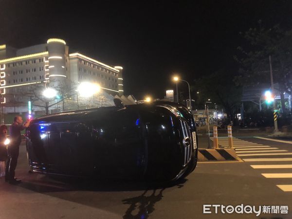 ▲台南市政府旁8日晚上發生1起小客車自撞翻車案， 53歲陳姓男子駕駛自小客沿南島路段往東直行，於路口左轉彎中華西路二段，不慎碰撞分隔島而翻車，駕駛幸未受傷。（圖／記者林東良翻攝，下同）