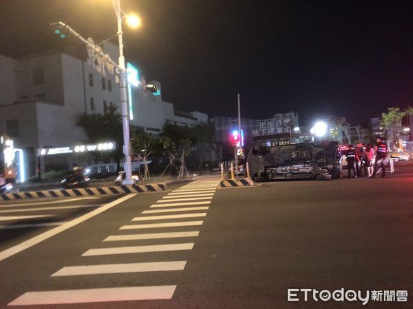 ▲台南市政府旁8日晚上發生1起小客車自撞翻車案， 53歲陳姓男子駕駛自小客沿南島路段往東直行，於路口左轉彎中華西路二段，不慎碰撞分隔島而翻車，駕駛幸未受傷。（圖／記者林東良翻攝，下同）