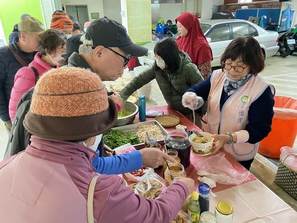 ▲慶開齋節，移民署桃園站舉辦穆斯林美食製作