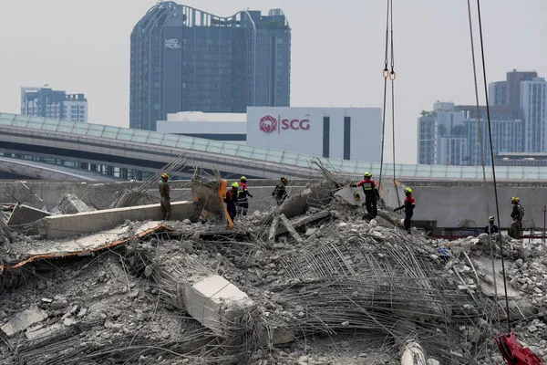 ▲▼曼谷一棟正在興建中的大樓因為地震而倒塌，至少15人死亡，79人失蹤。（圖／路透）