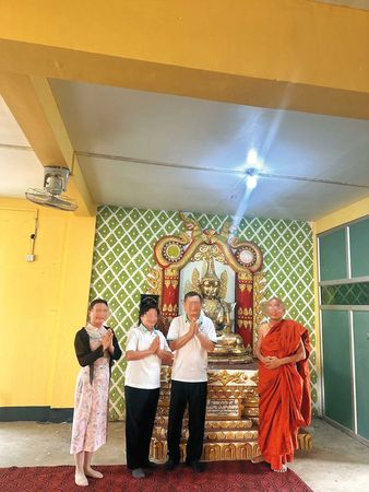 台籍林姓夫妻（中間白衣者）入住長城飯店遇到強震，林妻（左2）不幸身亡。（台商總會提供）