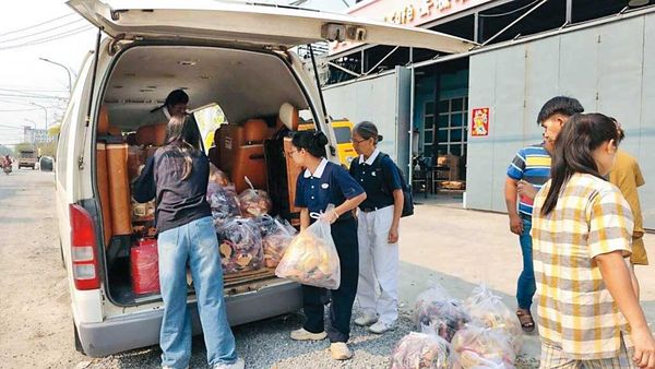 台灣慈濟基金會與國際組織合作，將物資送到災民手中。（慈濟基金會提供）
