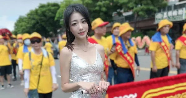 台中大甲鎮瀾宮媽祖遶境是每年農曆三月盛事，每名追隨的信眾背後都有不同感人故事，其中被封為「最美禮生」的23歲女子黃昕妍在亮麗外表下有著不為人知的辛酸成長史，憑著媽祖信仰才撐過重重難關。（圖／讀者提供）