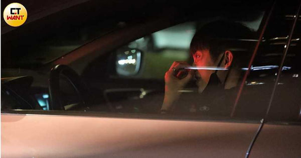 開車的林輝瑝原本把口罩掛在下巴，在下車前戴上，但大概是鼻子癢，又拉下口罩摳了幾下。（圖／本刊攝影組）