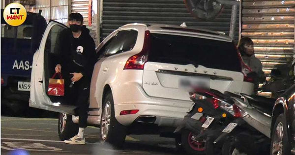 車子抵達台北市文山區一棟住宅，林輝瑝和畇二一起下車。（圖／本刊攝影組）