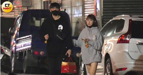 畇二邊走邊相當順暢地勾住林輝瑝的手臂隨後進入一間公寓。（圖／本刊攝影組）