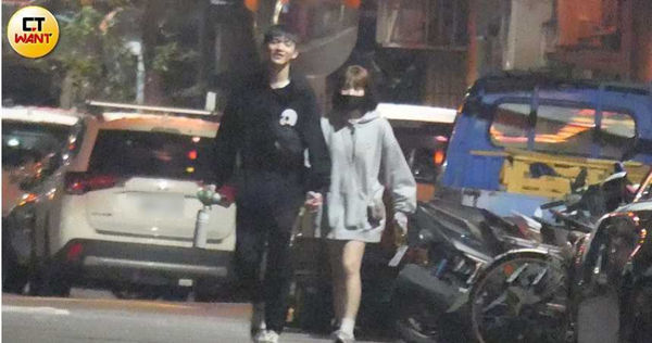 直到隔天凌晨快2點，小倆口才從公寓出來，此時林輝瑝終於沒戴口罩滿臉笑意，手上的禮盒也消失空出來緊牽畇二的手，看來這趟是訪友行程。（圖／本刊攝影組）