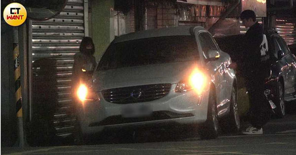 或許是夜深人靜，林輝瑝態度大方許多，上車後從文山區開到桃園，小倆口深夜一同返回畇二家，該日也剛好是女方生日。（圖／本刊攝影組）