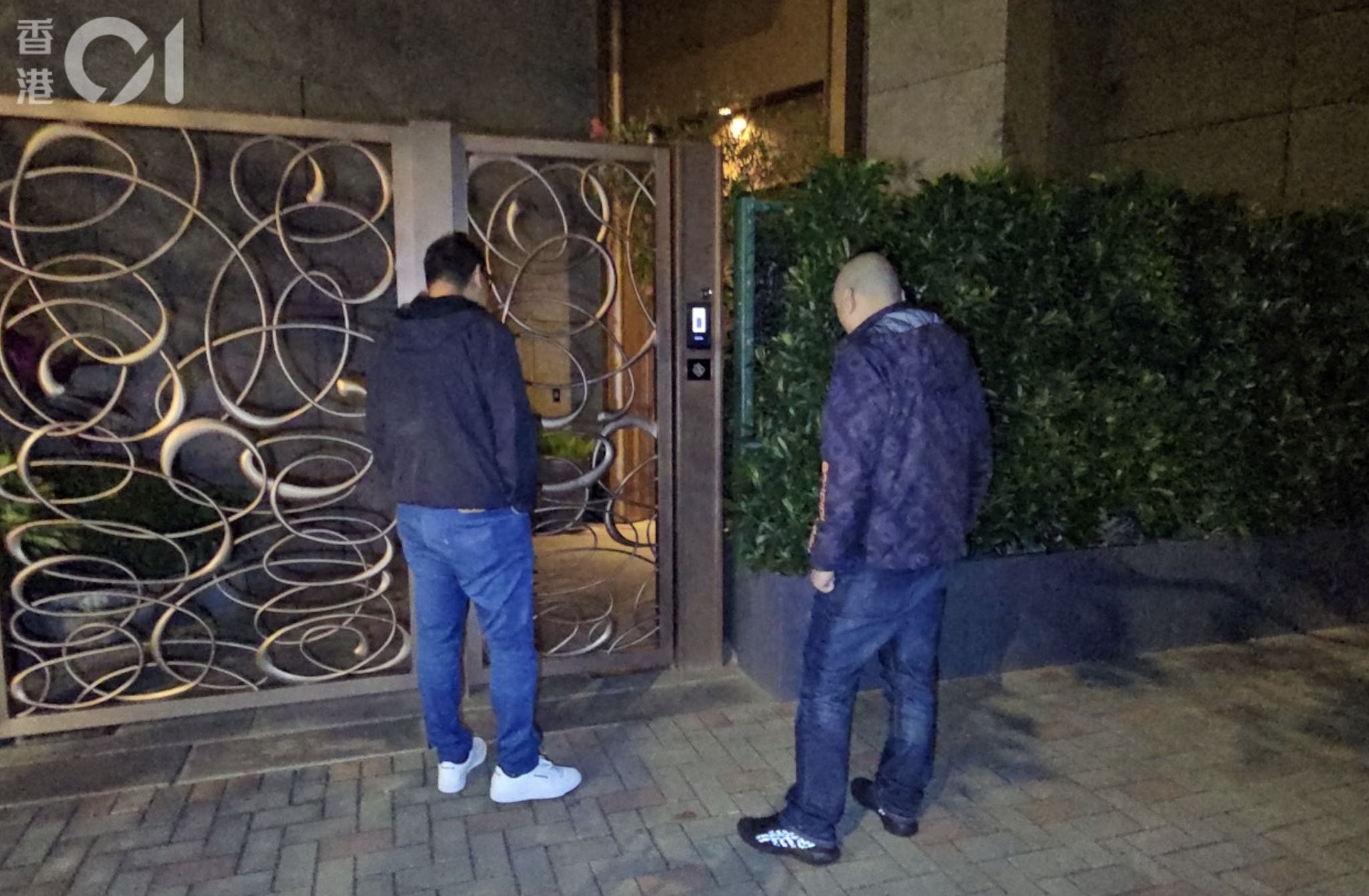 ▲港警前往梁齊昕離世公寓採證。（圖／香港01）