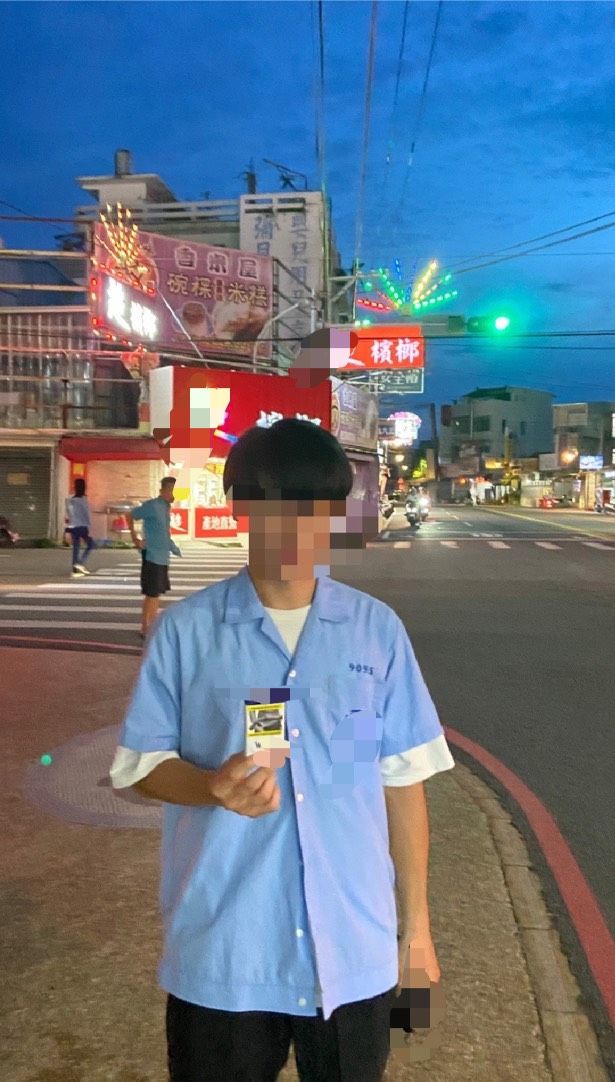▲▼消基會「喬裝測試」調查業者是否違規販售菸品給20歲以下青少年，測試人員穿著制服仍在檳榔攤買到紙菸。（圖／國健署提供）