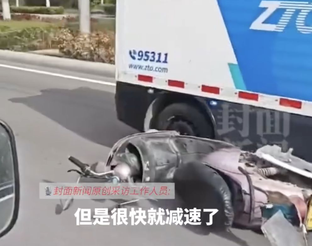 ▲陸無人貨車輪底卡電動機車拖行。（圖／翻攝封面新聞）