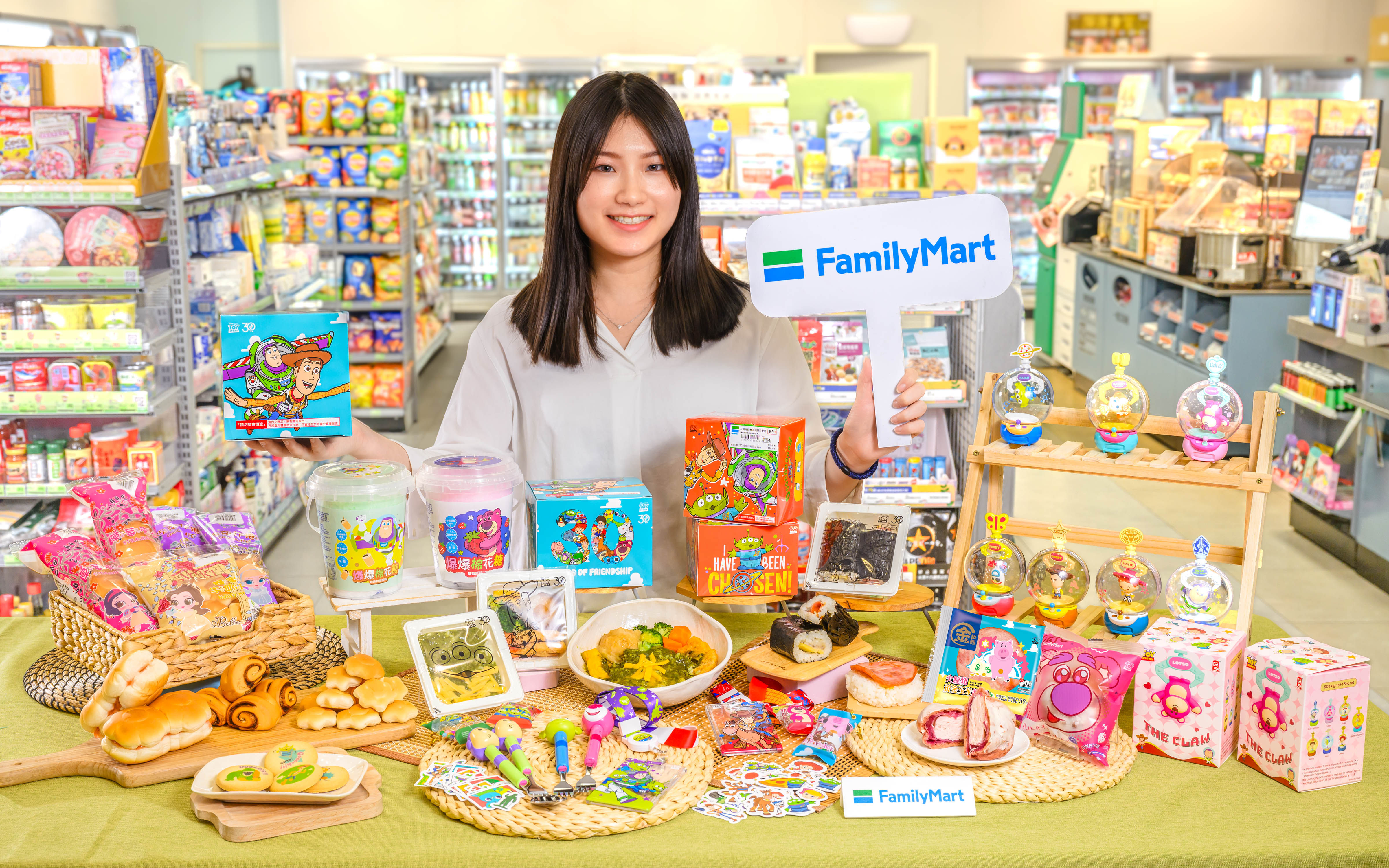 ▲▼全家與玩具總動員聯名，推出「盲盒系」餐盒、飯糰。（圖／業者提供）