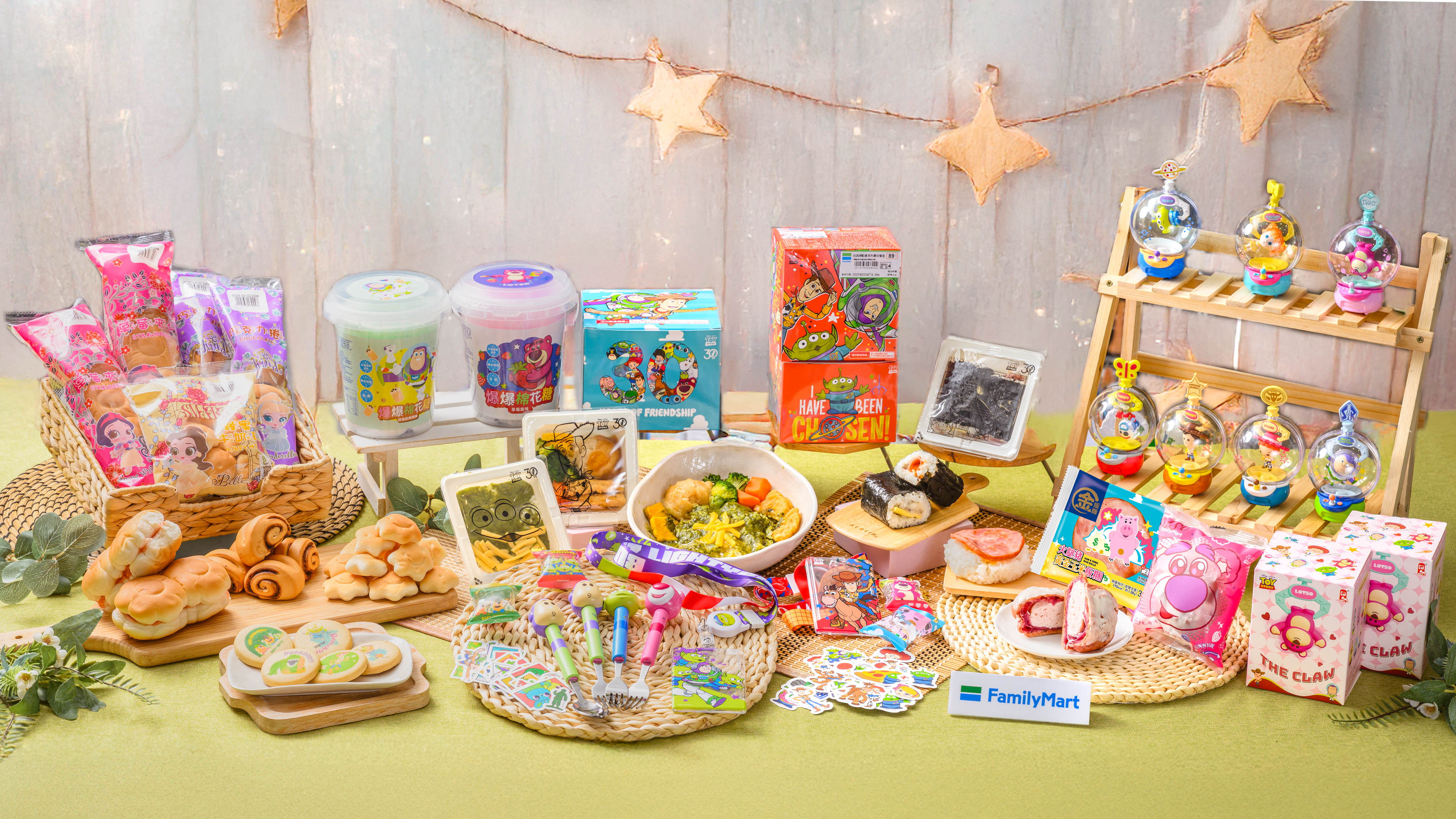 ▲▼全家與玩具總動員聯名，推出「盲盒系」餐盒、飯糰。（圖／業者提供）