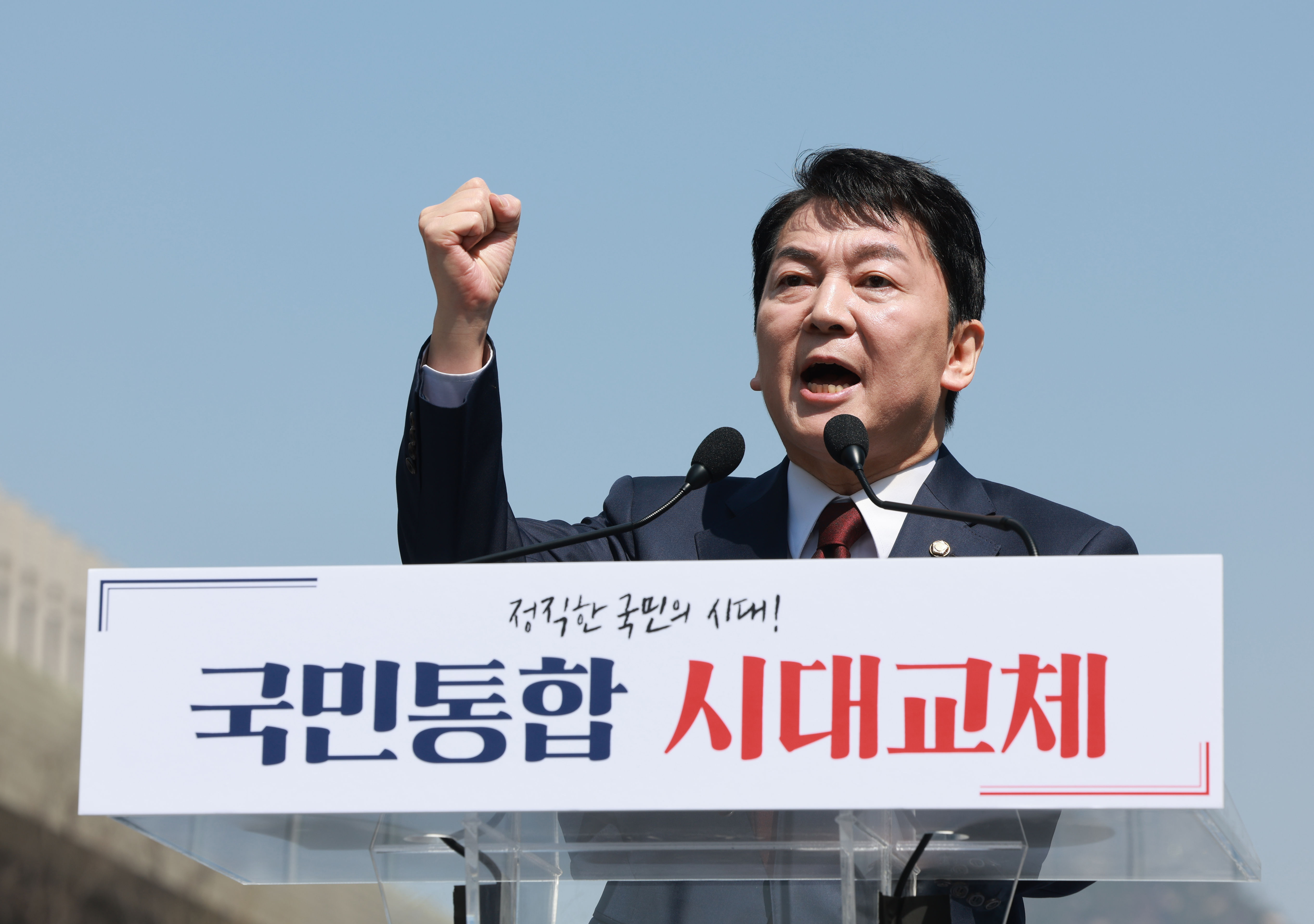 ▲▼安哲秀8日在首爾光化門廣場李舜臣銅像前宣布參選。（圖／達志影像）