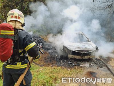 新北瑞芳火燒車驚魂！路邊轎車陷火海　消防急灌救無人傷