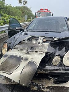 20年賓士行駛中突起火冒濃煙 彰化老夫妻緊急停車逃生