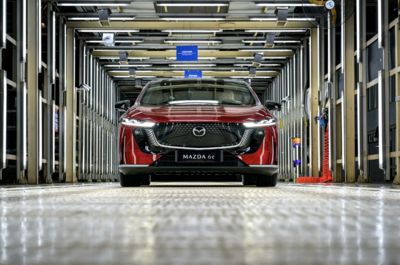 馬自達「全球戰略電動房車」下線量產！大螢幕、2電池續航555公里