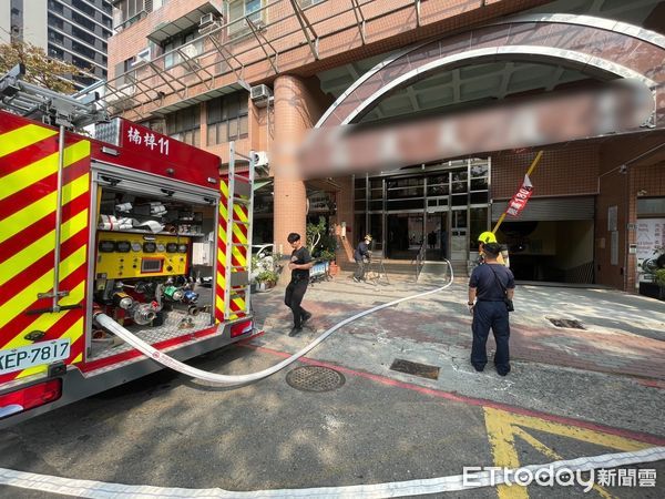 ▲高雄市楠梓區這棟大樓發生火警，目前救出2名女子             。（圖／記者吳世龍翻攝）