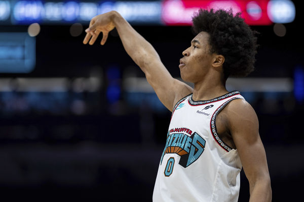 ▲▼灰熊菜鳥威爾斯驚悚重摔，被擔架抬出場。（圖／達志影像／美聯社）