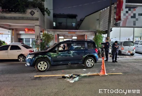 ▲▼駕駛精神不濟！高雄休旅車自撞路旁轎車翻覆　路人見狀幫扶正脫困。（圖／記者賴文萱翻攝）