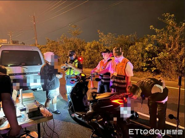 ▲東港警方會同環保局等單位取締違規改裝車輛             。（圖／記者陳崑福翻攝）