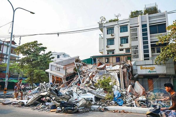 曼德勒街頭滿目瘡痍，當地災民表示，空氣中瀰漫著屍臭味。（讀者提供）