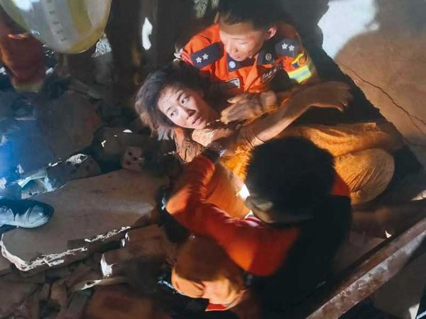 強震過後，搜救隊進入災區，陸續救出生還者。（翻攝Tai Freedom - Shan Version臉書）