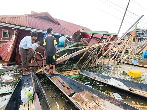 緬甸民眾等不到搜救隊，只能自力救濟搜尋受困者。（翻攝Tai Freedom - Shan Version臉書）