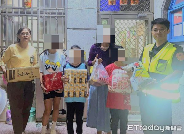 ▲枋寮警分局石光派出所給合善心人士助楊家             。（圖／記者陳崑福翻攝）