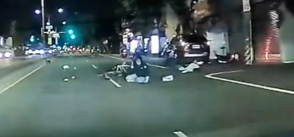 ▲網友在網路社群PO出影片，畫面中指4月8日晚上台南市北區公園南路發生機車與自行車車禍，自行車女騎士倒地不起動也不動，機車騎士眼部也受傷流血。（圖／翻攝自社會事新聞影音）