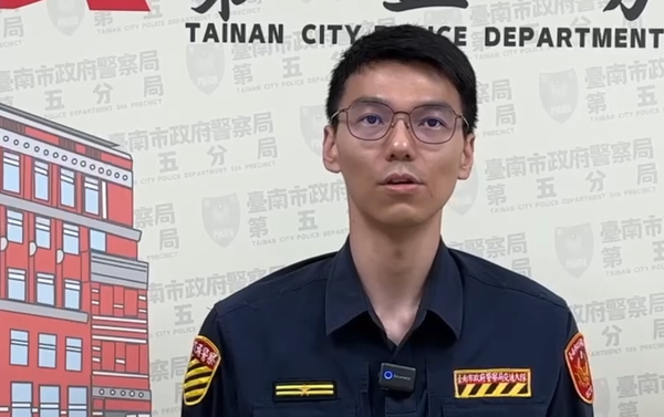 ▲網友在網路社群PO出影片，畫面中指4月8日晚上台南市北區公園南路發生機車與自行車車禍，自行車女騎士倒地不起動也不動，機車騎士眼部也受傷流血。（圖／翻攝自社會事新聞影音）