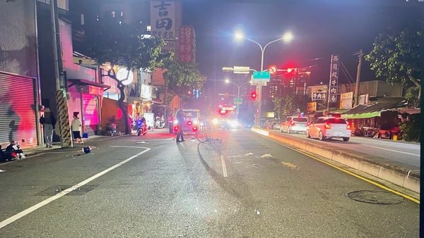 ▲網友在網路社群PO出影片，畫面中指4月8日晚上台南市北區公園南路發生機車與自行車車禍，自行車女騎士倒地不起動也不動，機車騎士眼部也受傷流血。（圖／翻攝自社會事新聞影音）