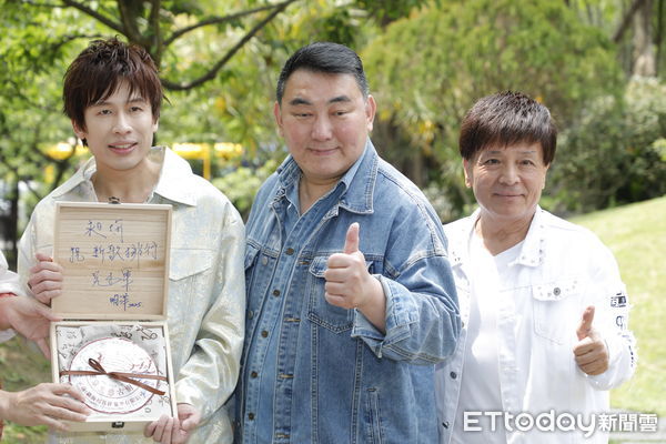 ▲▼歌手陳昶均《一夜情愁》發片記者會，近日宣布離婚的資深演員徐亨出席相挺。（圖／記者湯興漢攝）