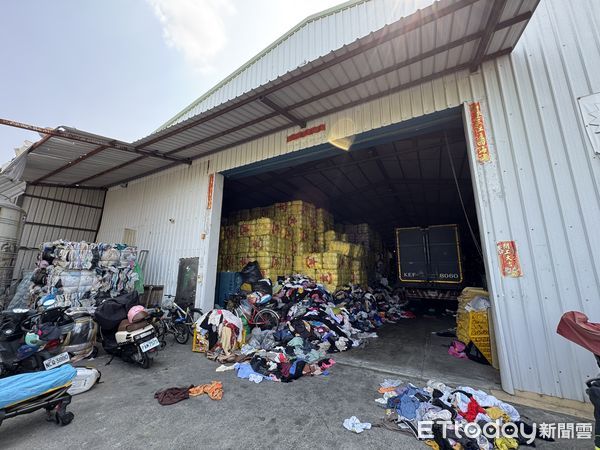 ▲舊衣回收廠發生壓死人事件，勞工局前往稽查             。（圖／記者吳世龍攝）