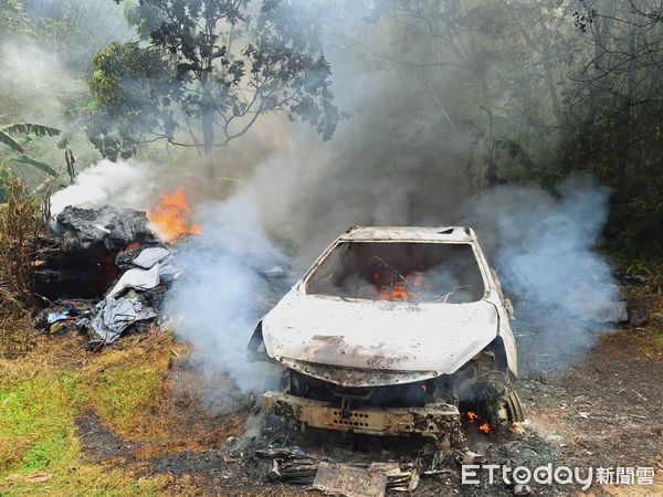 ▲瑞芳路邊轎車陷火海　消防急灌救無人傷。（圖／記者郭世賢翻攝）