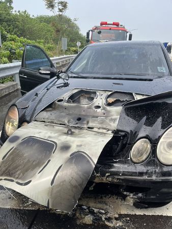 ▲賓士車火燒車消防員緊急滅火。（圖／民眾提供）
