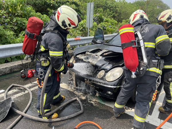 ▲賓士車火燒車消防員緊急滅火。（圖／民眾提供）
