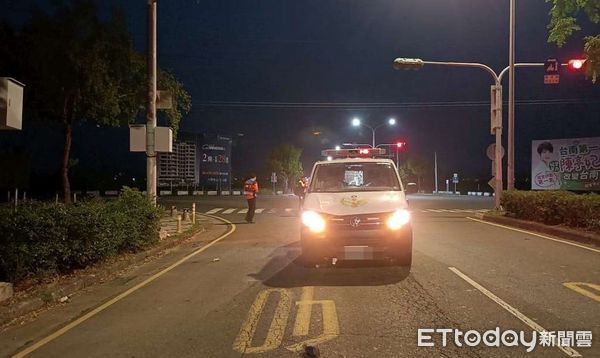 ▲玉井消防分隊執勤救護車，在柳營區腳腿仔大道和德元埤大道的交叉路口，與1部疑闖紅燈逆向行駛的自行車發生車禍，造成自行車騎士受傷送醫。（圖／記者林東良翻攝，下同）