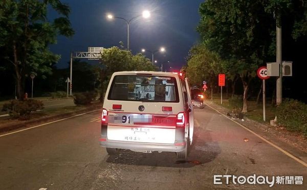 ▲玉井消防分隊執勤救護車，在柳營區腳腿仔大道和德元埤大道的交叉路口，與1部疑闖紅燈逆向行駛的自行車發生車禍，造成自行車騎士受傷送醫。（圖／記者林東良翻攝，下同）