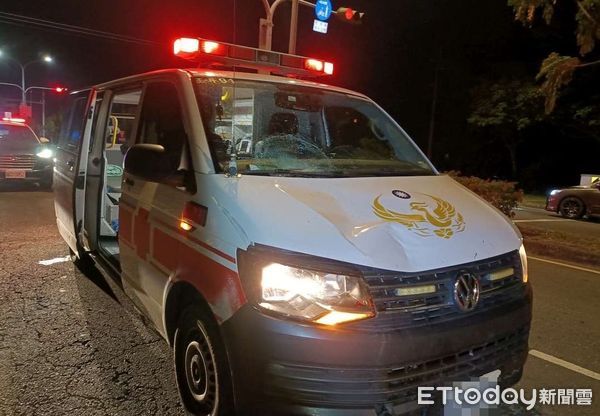 ▲玉井消防分隊執勤救護車，在柳營區腳腿仔大道和德元埤大道的交叉路口，與1部疑闖紅燈逆向行駛的自行車發生車禍，造成自行車騎士受傷送醫。（圖／記者林東良翻攝，下同）