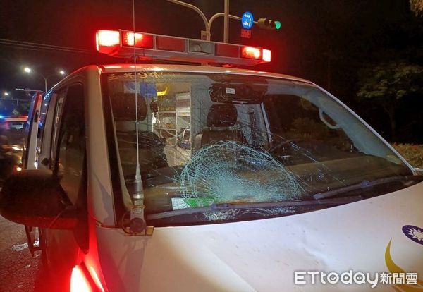 ▲玉井消防分隊執勤救護車，在柳營區腳腿仔大道和德元埤大道的交叉路口，與1部疑闖紅燈逆向行駛的自行車發生車禍，造成自行車騎士受傷送醫。（圖／記者林東良翻攝，下同）