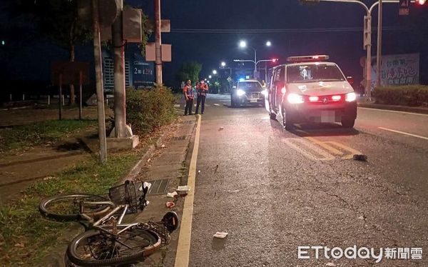 ▲玉井消防分隊執勤救護車，在柳營區腳腿仔大道和德元埤大道的交叉路口，與1部疑闖紅燈逆向行駛的自行車發生車禍，造成自行車騎士受傷送醫。（圖／記者林東良翻攝，下同）