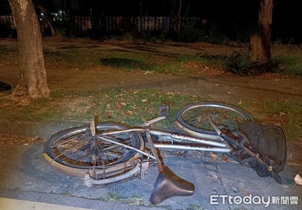 ▲玉井消防分隊執勤救護車，在柳營區腳腿仔大道和德元埤大道的交叉路口，與1部疑闖紅燈逆向行駛的自行車發生車禍，造成自行車騎士受傷送醫。（圖／記者林東良翻攝，下同）