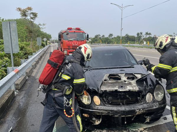 ▲賓士車火燒車消防員緊急滅火。（圖／民眾提供）